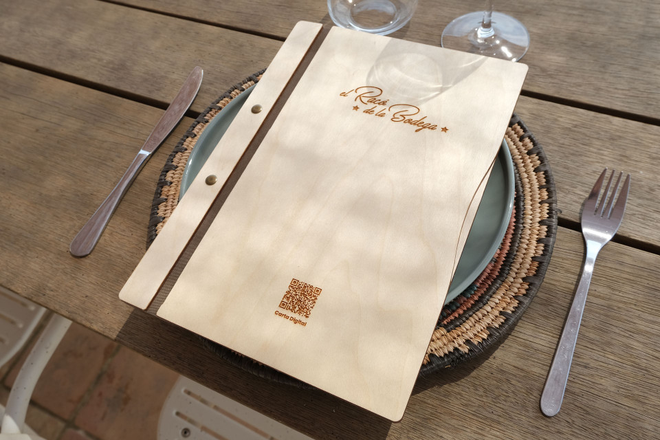 CLASSIC - Carta LOW A4 Menu in legno La lettera di sempre, classica e funzionale con sistema di rilegatura mediante viti.