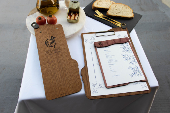 ERGO - Portamenù pinza piatta A5 Supporti per menu in legno Supporto porta menù in legno con design ergonomico, dotato di cli...