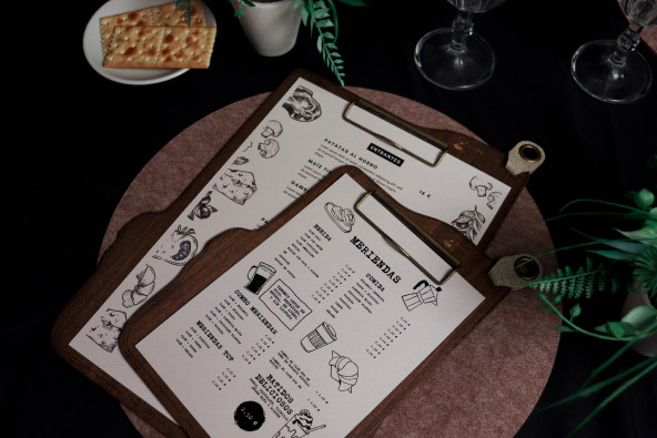 ERGO - Portamenù pinza piatta A5 Supporti per menu in legno Supporto porta menù in legno con design ergonomico, dotato di cli...